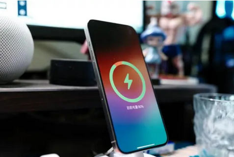 清苑苹果15换屏服务分享用什么充电器给iPhone15充电更好 